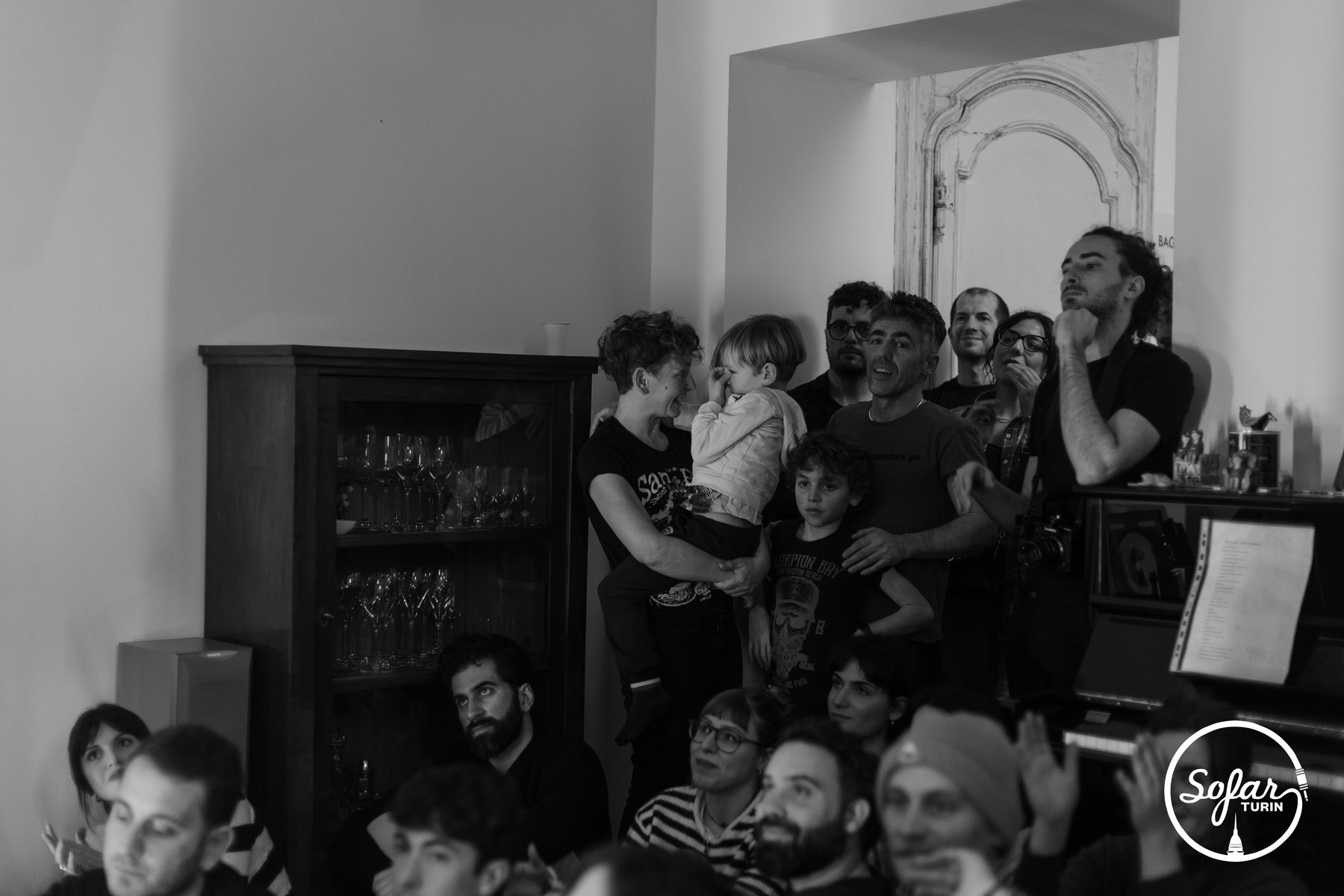 Sofar Turin — il pubblico durante un concerto in bianco e nero